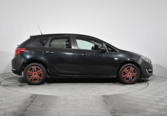 Подержанный автомобиль Opel Astra Hatchback 2013 года (4 фото)