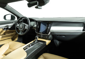 Подержанный автомобиль Volvo V90 2018 года (9 фото)