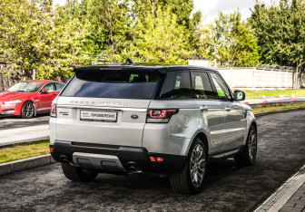 Подержанный автомобиль Land Rover Range Rover Sport 2017 года (6 фото)