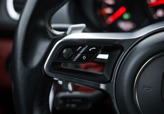 Подержанный автомобиль Porsche Cayman 2017 года (14 фото)