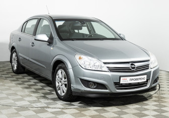 Подержанный автомобиль Opel Astra Sedan 2010 года (3 фото)