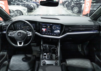 Подержанный автомобиль Volkswagen Touareg 2019 года (19 фото)