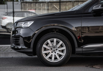 Подержанный автомобиль Audi Q7 2019 года (10 фото)