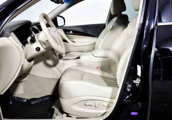 Подержанный автомобиль Infiniti QX50 2015 года (10 фото)