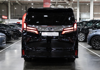 Подержанный автомобиль Toyota Alphard 2018 года (8 фото)
