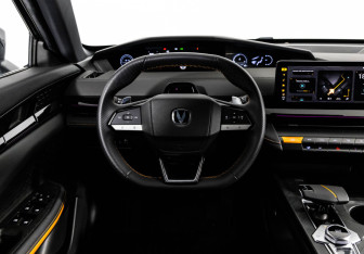 Подержанный автомобиль Changan UNI-V 2023 года (16 фото)