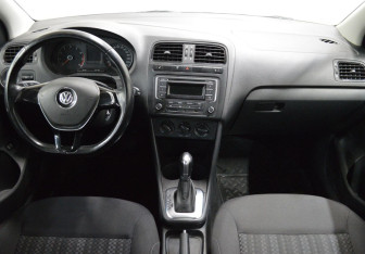 Подержанный автомобиль Volkswagen Polo Sedan 2015 года (14 фото)