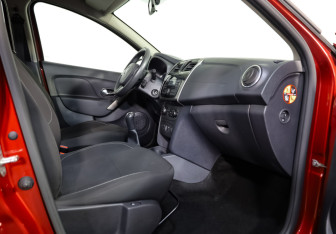 Подержанный автомобиль Renault Sandero 2018 года (20 фото)