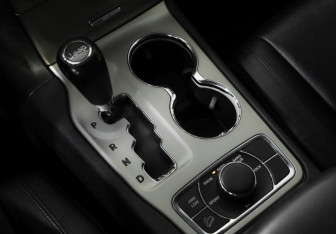 Подержанный автомобиль Jeep Grand Cherokee 2012 года (17 фото)