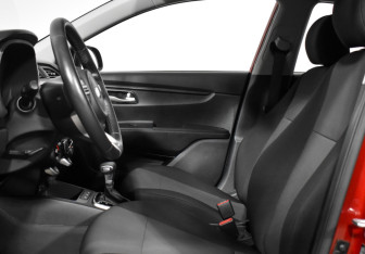 Подержанный автомобиль Kia Rio Hatchback 2021 года (11 фото)