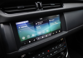 Подержанный автомобиль Jaguar XF Sedan 2017 года (18 фото)