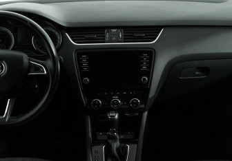 Подержанный автомобиль Skoda Octavia Wagon 2017 года (14 фото)