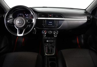 Подержанный автомобиль Kia Rio Hatchback 2020 года (9 фото)