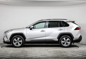 Подержанный автомобиль Toyota RAV4 2020 года (8 фото)