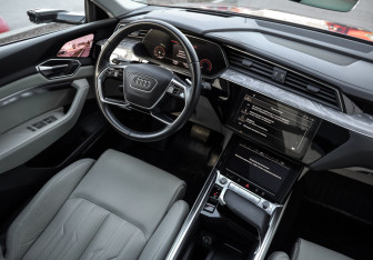 Подержанный автомобиль Audi e-tron 2021 года (12 фото)
