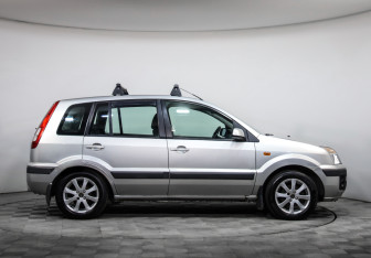Подержанный автомобиль Ford Fusion 2007 года (4 фото)