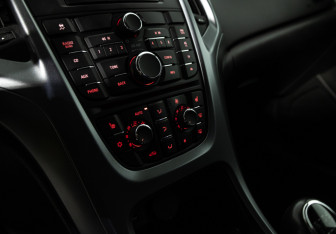 Подержанный автомобиль Opel Astra Wagon 2013 года (15 фото)