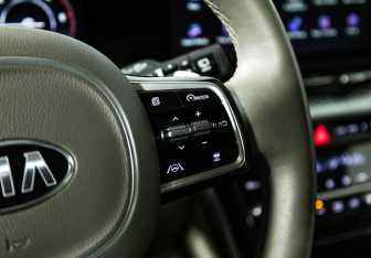 Подержанный автомобиль Kia Carnival 2021 года (25 фото)