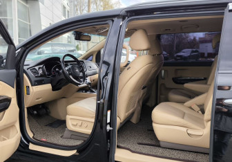 Подержанный автомобиль Kia Carnival 2019 года (10 фото)