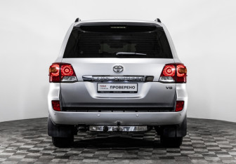 Подержанный автомобиль Toyota Land Cruiser Suv 2012 года (7 фото)
