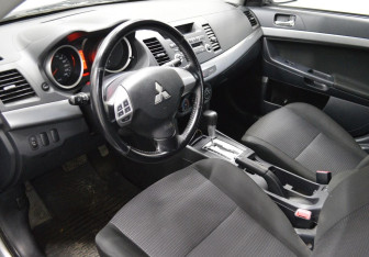 Подержанный автомобиль Mitsubishi Lancer Sedan 2010 года (10 фото)
