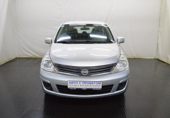 Подержанный автомобиль Nissan Tiida Hatchback 2010 года (2 фото)