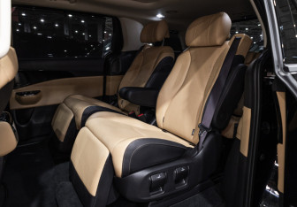 Подержанный автомобиль Kia Carnival 2023 года (12 фото)
