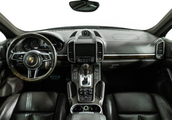 Подержанный автомобиль Porsche Cayenne 2016 года (13 фото)