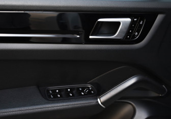 Подержанный автомобиль Porsche Cayenne 2018 года (20 фото)