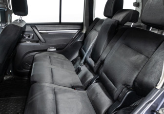 Подержанный автомобиль Mitsubishi Pajero 2008 года (10 фото)