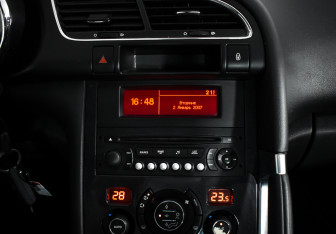 Подержанный автомобиль Peugeot 3008 2012 года (14 фото)