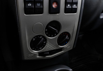 Подержанный автомобиль Renault Logan Sedan 2006 года (12 фото)