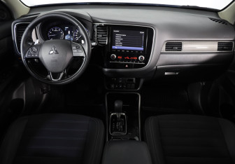 Подержанный автомобиль Mitsubishi Outlander 2021 года (9 фото)