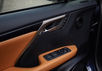 Подержанный автомобиль Lexus RX 2022 года (25 фото)