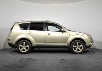 Подержанный автомобиль Mitsubishi Outlander 2008 года (4 фото)