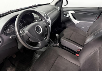 Подержанный автомобиль Renault Sandero 2014 года (9 фото)