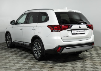 Подержанный автомобиль Mitsubishi Outlander 2019 года (7 фото)