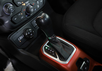 Подержанный автомобиль Jeep Grand Cherokee 2011 года (12 фото)