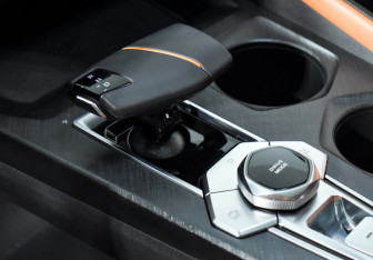 Подержанный автомобиль Changan UNI-V 2023 года (10 фото)