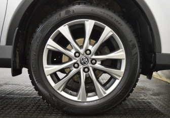 Подержанный автомобиль Toyota RAV4 2017 года (9 фото)