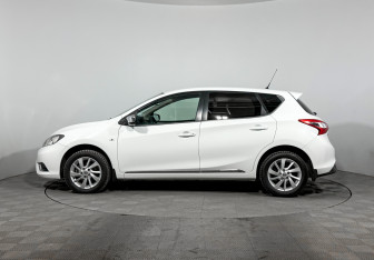 Подержанный автомобиль Nissan Tiida Hatchback 2015 года (8 фото)