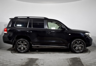 Подержанный автомобиль Toyota Land Cruiser Suv 2010 года (4 фото)