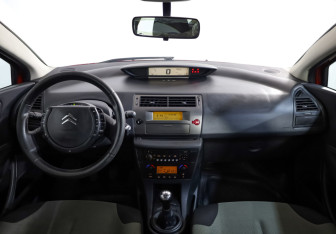 Подержанный автомобиль Citroen C4 Hatchback 2010 года (9 фото)