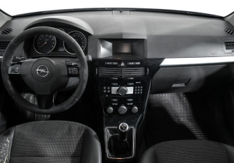 Подержанный автомобиль Opel Astra Sedan 2008 года (13 фото)