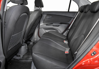 Подержанный автомобиль Kia Rio Sedan 2010 года (11 фото)