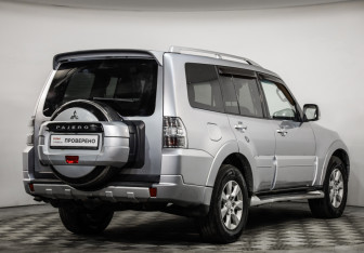 Подержанный автомобиль Mitsubishi Pajero 2011 года (5 фото)