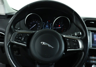 Подержанный автомобиль Jaguar F-Pace 2017 года (18 фото)