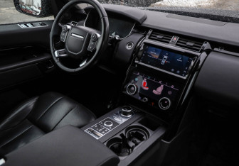 Подержанный автомобиль Land Rover Discovery 2017 года (10 фото)