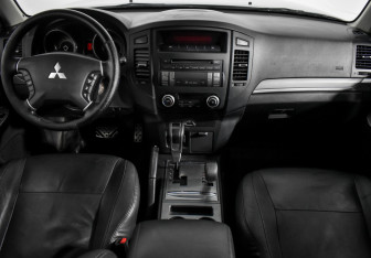 Подержанный автомобиль Mitsubishi Pajero 2014 года (15 фото)