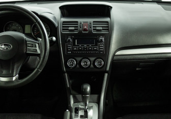 Подержанный автомобиль Subaru XV 2012 года (14 фото)
